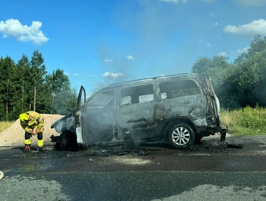 Samochód spłonął doszczętnie. Pożar na trasie między Krzewiem Wielkim a Proszówką