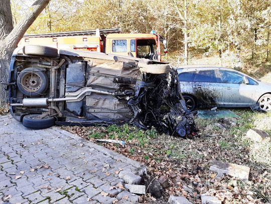 Samochód wypadł z drogi, uderzył w przystanek i dachował. Zmarł 66-letni kierowca