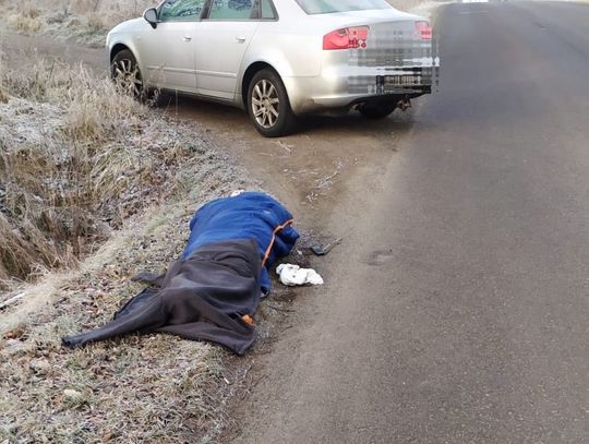Seniorka wyszła z domu w koszuli nocnej. Uratował ją policjant