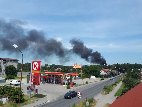 Słup czarnego dymu nad Leśną