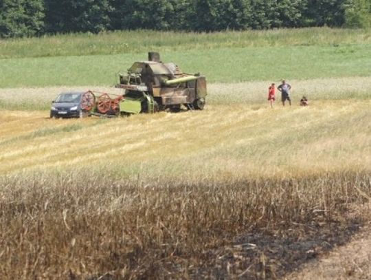 Spaliło się pole i kombajn