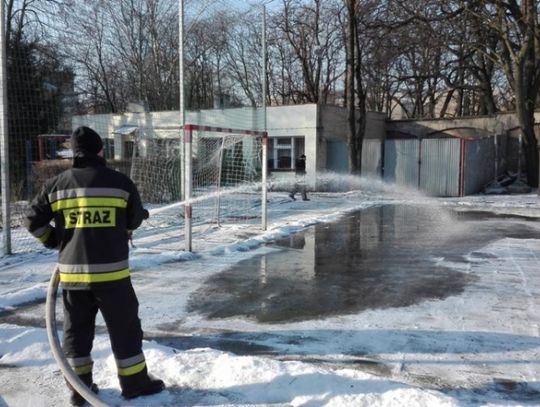 Strażacy pomogą przygotować lodowisko