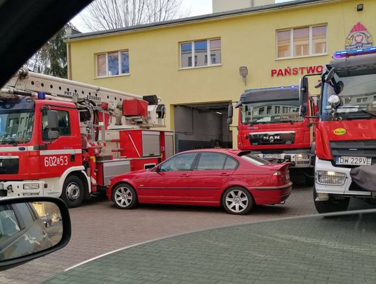 Strażacy z Bogatyni dają lekcję kierowcy BMW