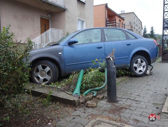 Sunął bokiem po chodniku