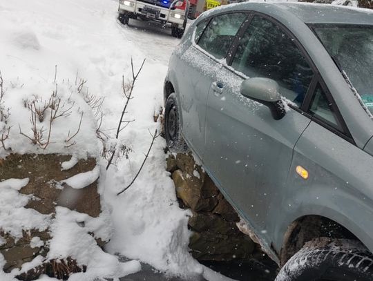 Świeradów-Zdrój. Auto zawisło na krawędzi mostku