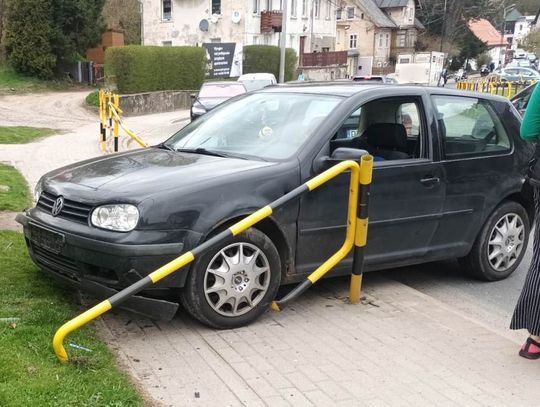 Świeradów-Zdrój. VW przebił barierki chroniące chodnik