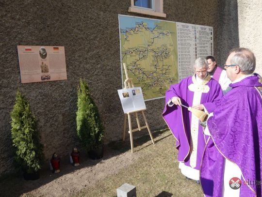 Tablica ku czci ostatniego niemieckiego proboszcza parafii w Uniegoszczy