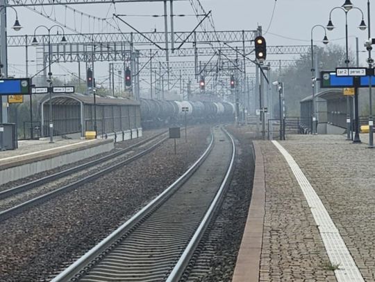 Towarowy zerwał sieć trakcyjną. Opóźnienia pociągów w całym regionie