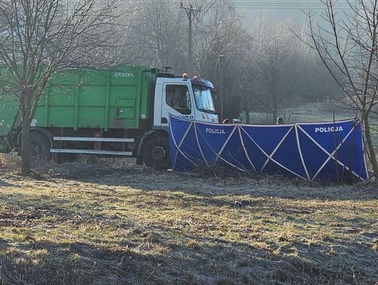 Tragiczny wypadek w Sosnówce. Pod kołami śmieciarki zginął 25-latek