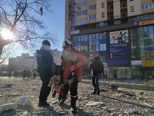 Ukraińscy strażacy są na miejscu każdego wybuchu i pokazują światu zniszczenia [ZDJĘCIA]