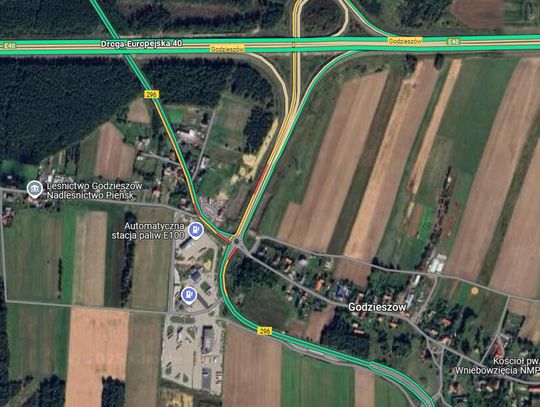 Utrudnienia na rondzie w Godzieszowie, tworzą się korki