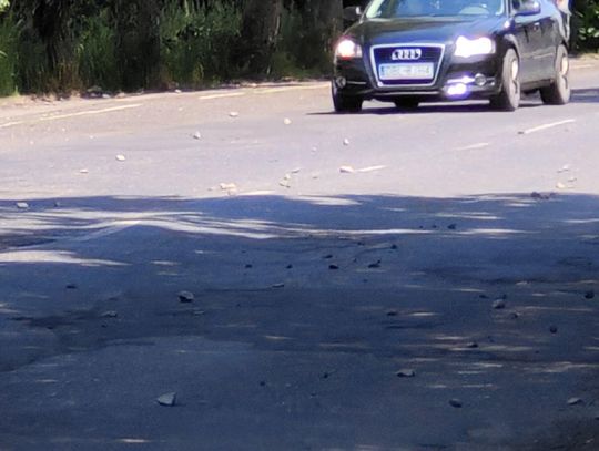 Uwaga kierowcy! Rozsypany bazaltowy tłuczeń na drodze z Lubania do Nowogrodźca