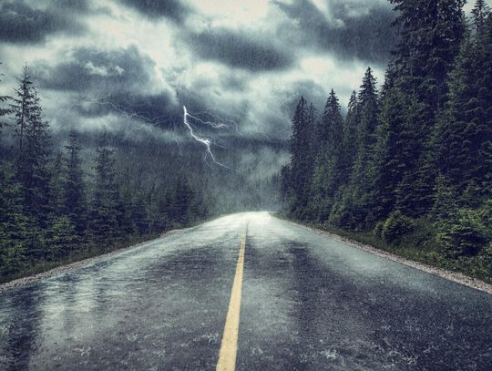 Uwaga na burze! IMGW ostrzega przed silnym wiatrem i opadami