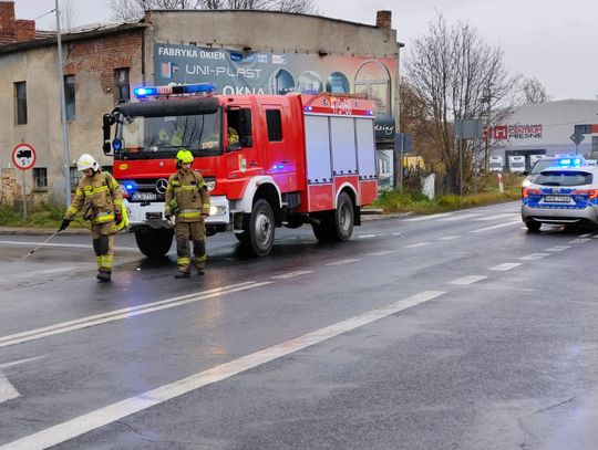 Uwaga ślisko na DK30. Trwa usuwanie plamy oleju