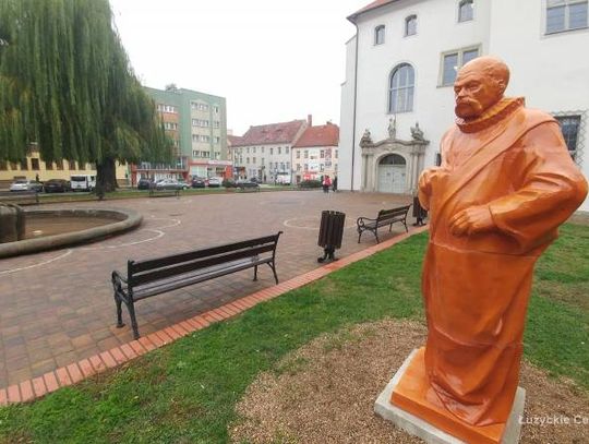 W centrum Lubania stanęły rzeźby rajcy i mnicha