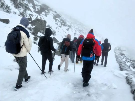 W lekkich butach i dresach na Śnieżkę - musieli wezwać ratowników