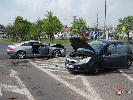 W wyniku zderzenia Opel dachował