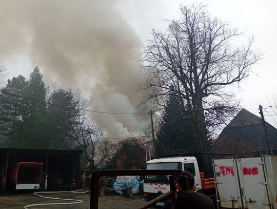 Wciąż trwa akcja gaśnicza. Straż Pożarna o pożarze w Świeradowie-Zdroju