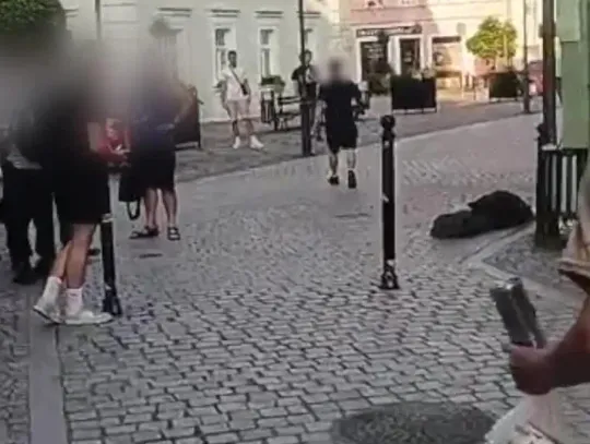 Wideo. Atak na leśniańskim rynku, zastrzeżenia do reakcji policji