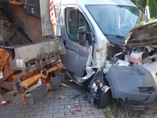 Wideo. Bus uderzył w blokadę ze śmieciarki