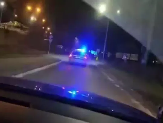 [WIDEO] Policyjna eskorta auta wiozącego ciężarną kobietę