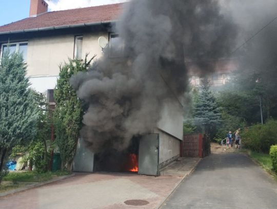 Wideo. Pożar auta w garażu