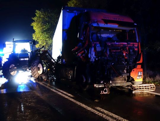 Wideo. TIR wbił się w tył ciągnika rolniczego
