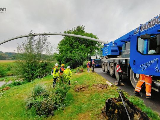 Wideo. Usunięto starą rurę gazową nad Kwisą