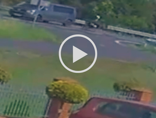 Wideo z kolizji motocykla z busem