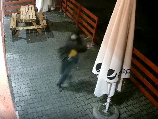 Wideo. Z siekierą na kebaba