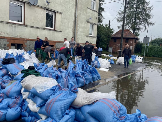 Więźniowie z Zakładu Karnego w Zarębie pomogli w walce z powodzią