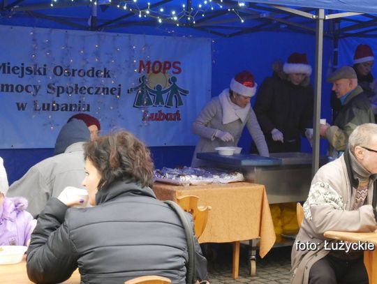 Wigilijny poczęstunek pod Ratuszem. Lubański MOPS zaprasza