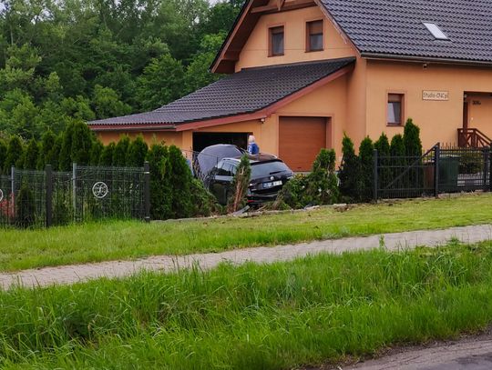 Wyjechał zza drzewa prosto przed nadjeżdżającą skodę