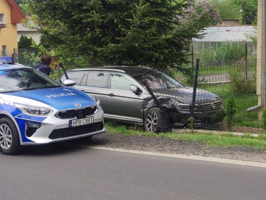 Wyprzedzał na zakazach, skończył w ogródku