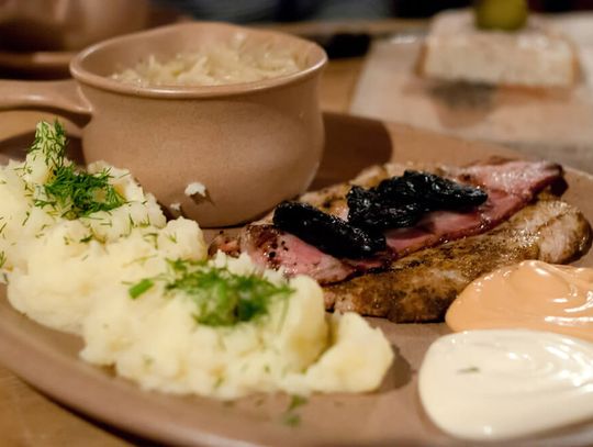 Z czego słynie Zakopane? Przewodnik po góralskich daniach i przysmakach