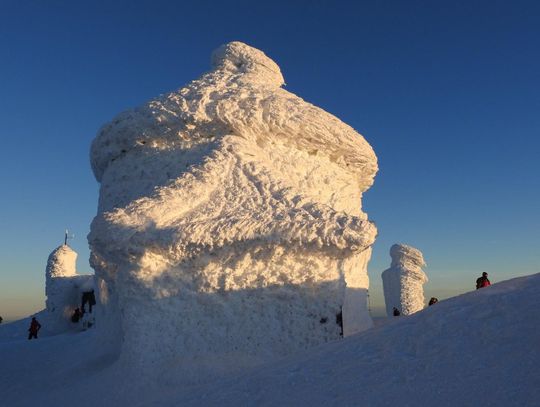 Z tasakami na drzwi kaplicy na Śnieżce