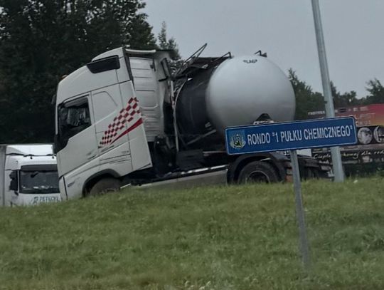 Za szybko i zbyt pewnie. Kierowca stracił panowanie nad zestawem z cysterną