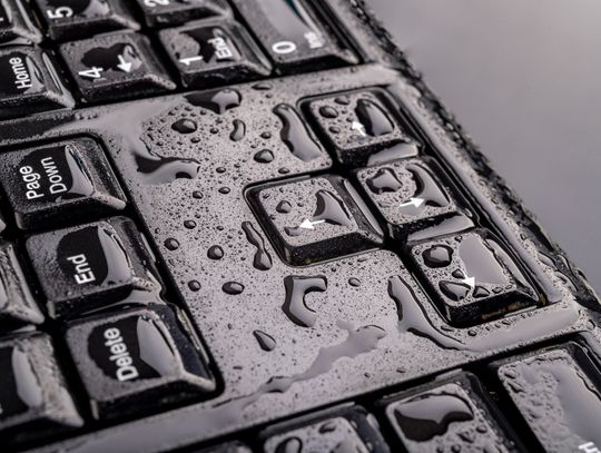 Zalanie laptopa cieczą. Czy trzeba spisać urządzenie na starty? Oczywiście, że nie!