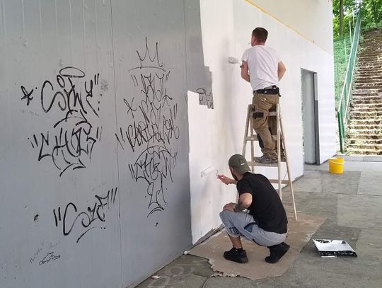 Zamalowali graffiti na lubańskim amfiteatrze