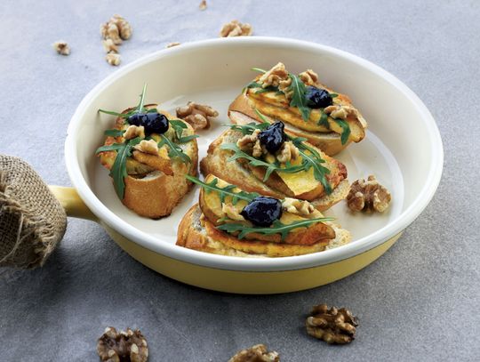  Zapiekane kanapeczki z rukolą, gruszką i serem halloumi