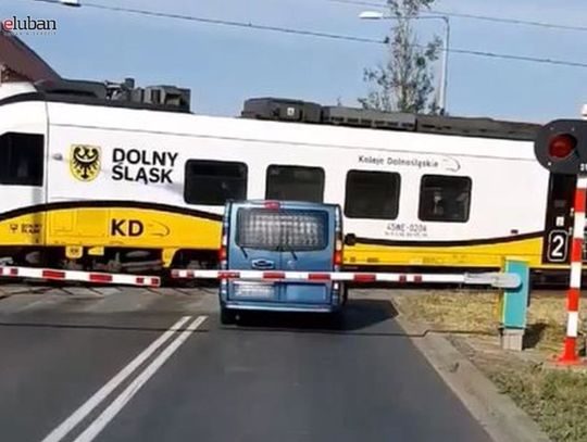 Zarzuty dla kierowcy busa, który zatrzymał się pomiędzy torowiskiem a szlabanem