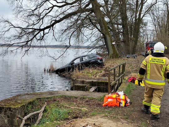 Auto zatopione w stawie dzień wcześniej ukradziono w Zgorzelcu