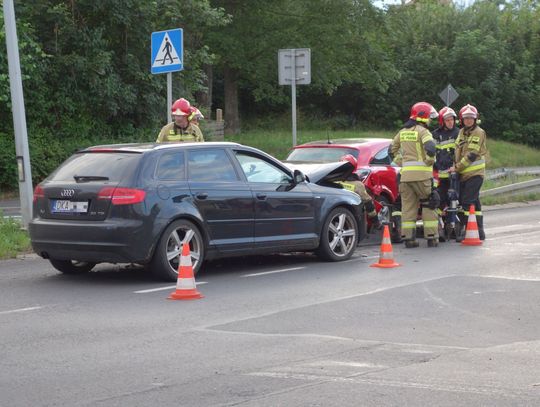 Zatrzymał się, by przepuścić pieszych. Teraz ma rozbite auto