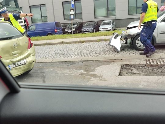 Zatrzymała się przed dziurą. Kolizja trzech aut na DK30