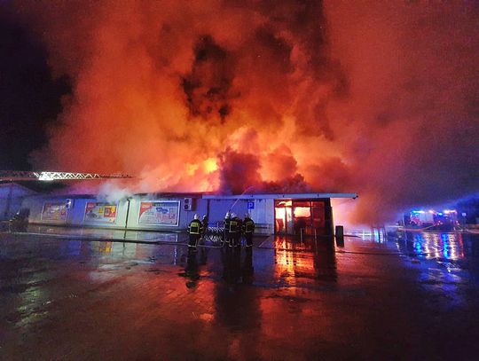 Zawidów. Potężny pożar sklepu Biedronka. Strażacy walczyli z ogniem całą noc