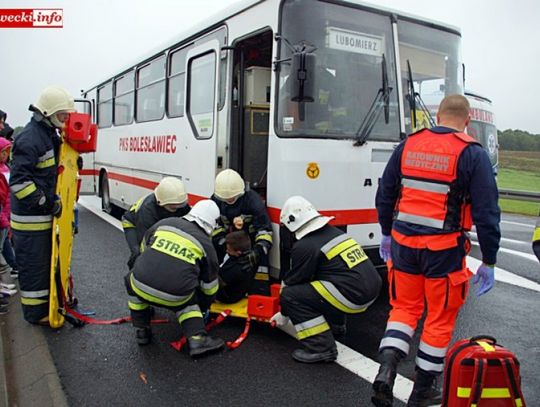 Zderzenie ciężarówki z autobusem przewożącym młodzież – manewry DK30