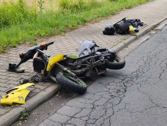 Zderzenie audi z motorowerem. Droga 393 jest zablokowana