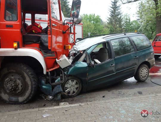 Zderzenie osobówki z wozem strażackim