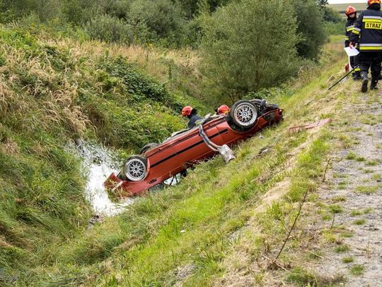 Zdjęcia. BMW dachowało i wpadło do rowu