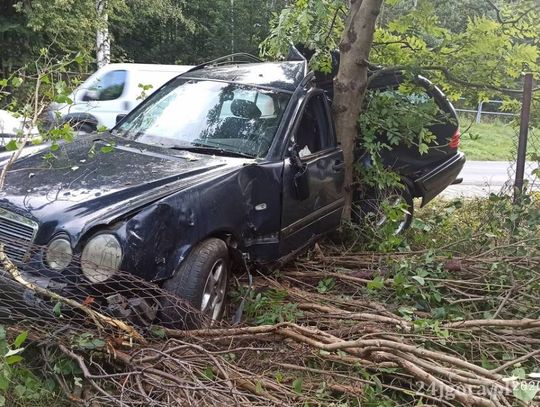 Zdjęcia. Mercedes rozbił się na drzewie